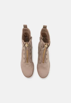 Gabor Stivaletti Con Plateau - Sand -Gabor 9b64e0c5b9d54849b8632690ccbc5eb8 scaled